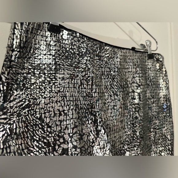 Banana Republic silver sequin mini skirt - Size 4 - Picture 3 of 7